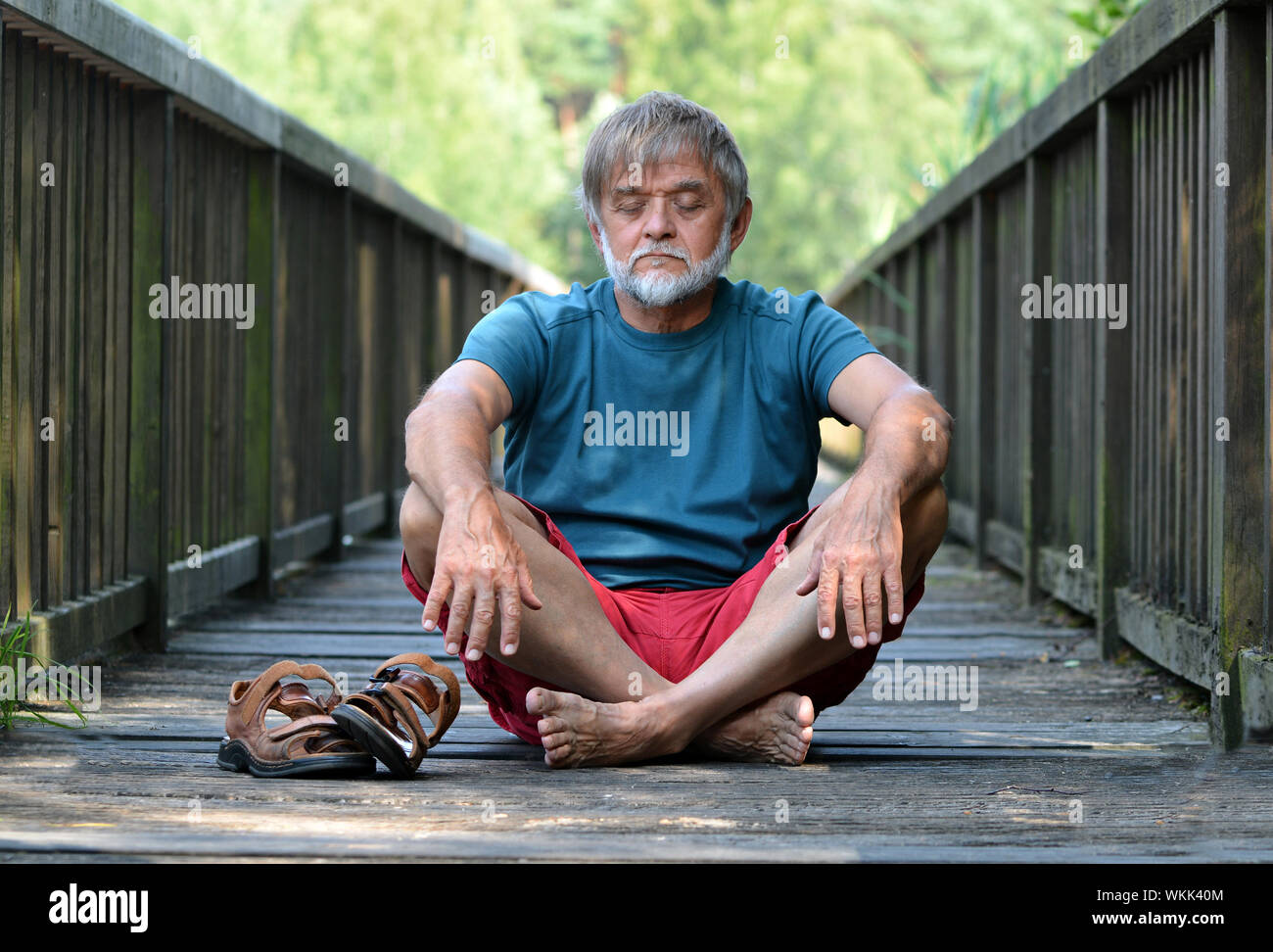 Vieil homme calme et équilibré dans la méditation Banque D'Images