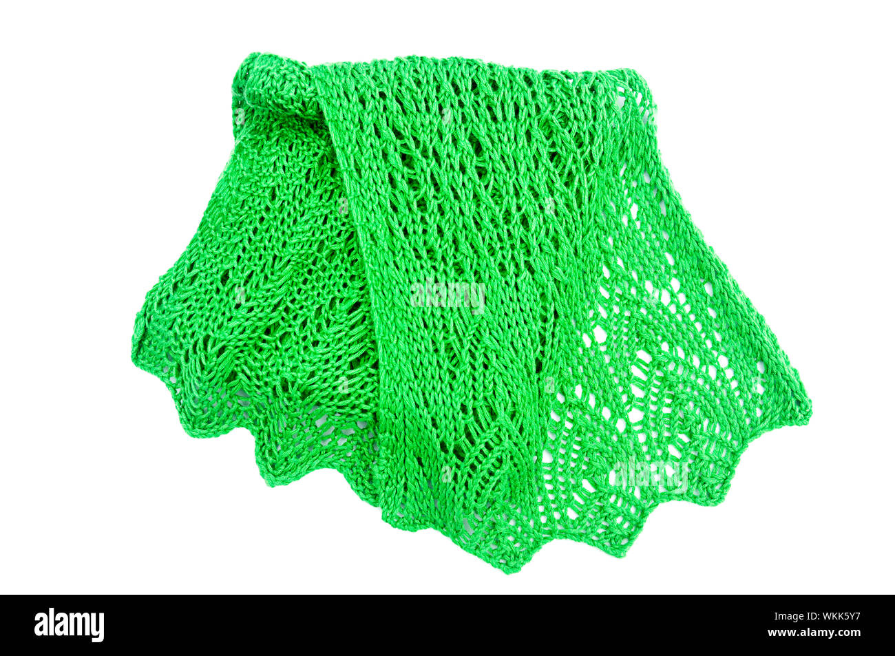 Foulard vert tricoté sur un fond blanc. Conçu à la main l'art textile accessoire de mode dans un brillant kelly couleur verte dans un motif dentelle. Banque D'Images