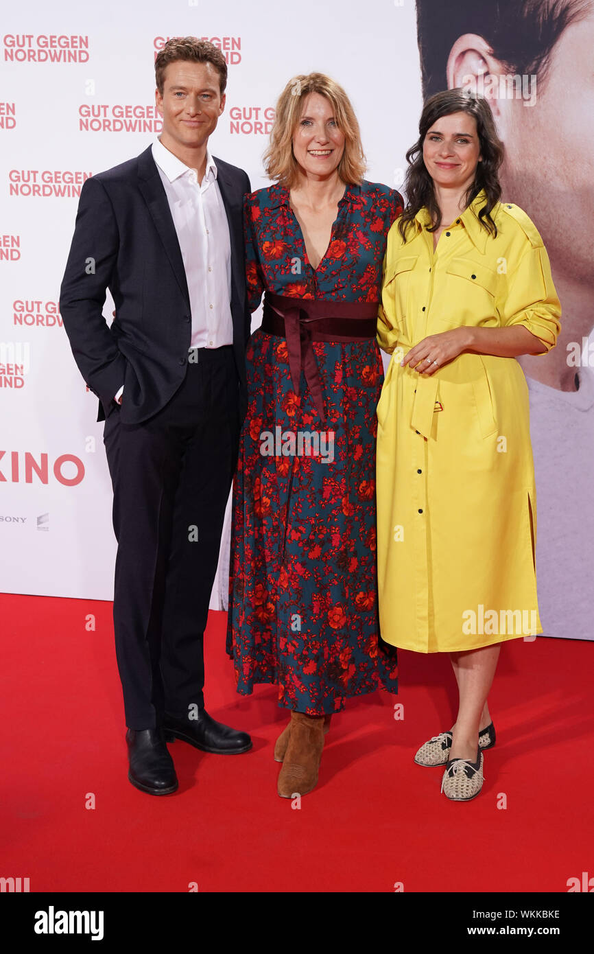 Nora Tschirner und Alexander Fehling gemeinsam mit Regisseurin Vanessa Jopp auf dem roten Teppich bei der Weltpremiere des Kinofilms Gut gegen Nordwin Banque D'Images