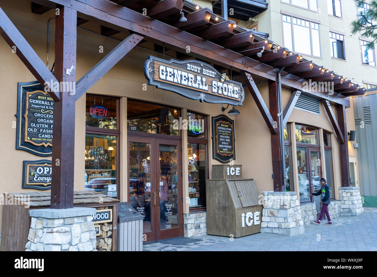Occupé à Beez Magasin Général dans le Village à Mammoth Lakes en Californie Banque D'Images