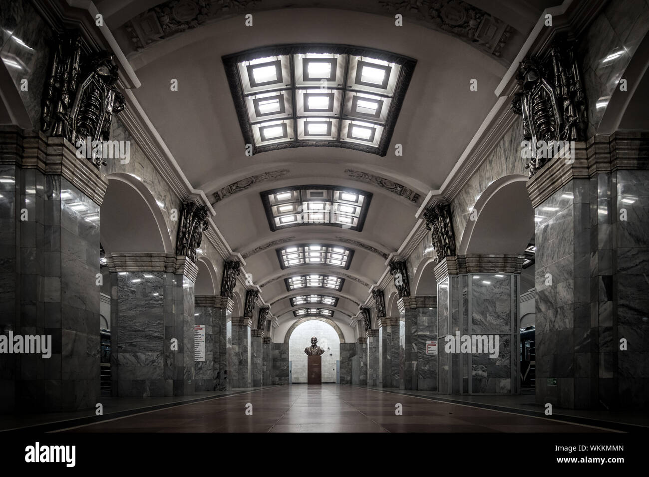 Hall de la station de métro Zavod Kirovsky avec statue de Lénine à une extrémité, Saint-Pétersbourg, Russie Banque D'Images