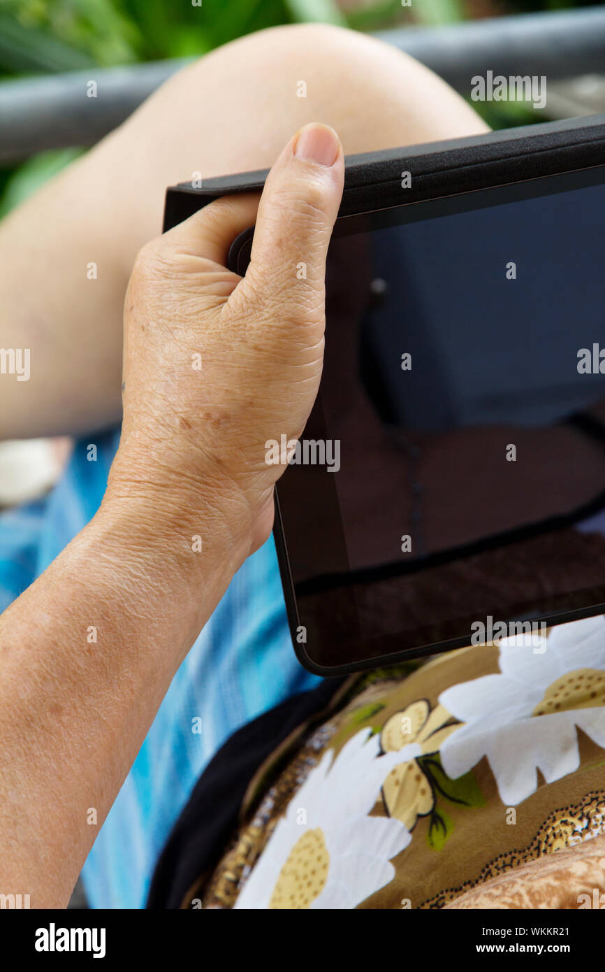 Senior woman with tablet Banque D'Images