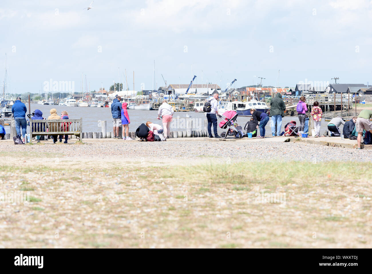 WALBERSWICK, Suffolk/ANGLETERRE - 9e juin 2019 - Les gens en crabe pour le plaisir dans le célèbre site de suffolk coastal Walberswick au cours de l'été 2019 Banque D'Images