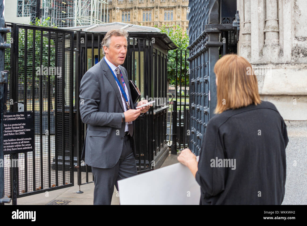 Tom Newton Dunn arrivant comme le Parlement a repris ses travaux après le congé d'été à nouveau premier ministre Boris Johnson débattre No Deal Brexit et proroger Banque D'Images