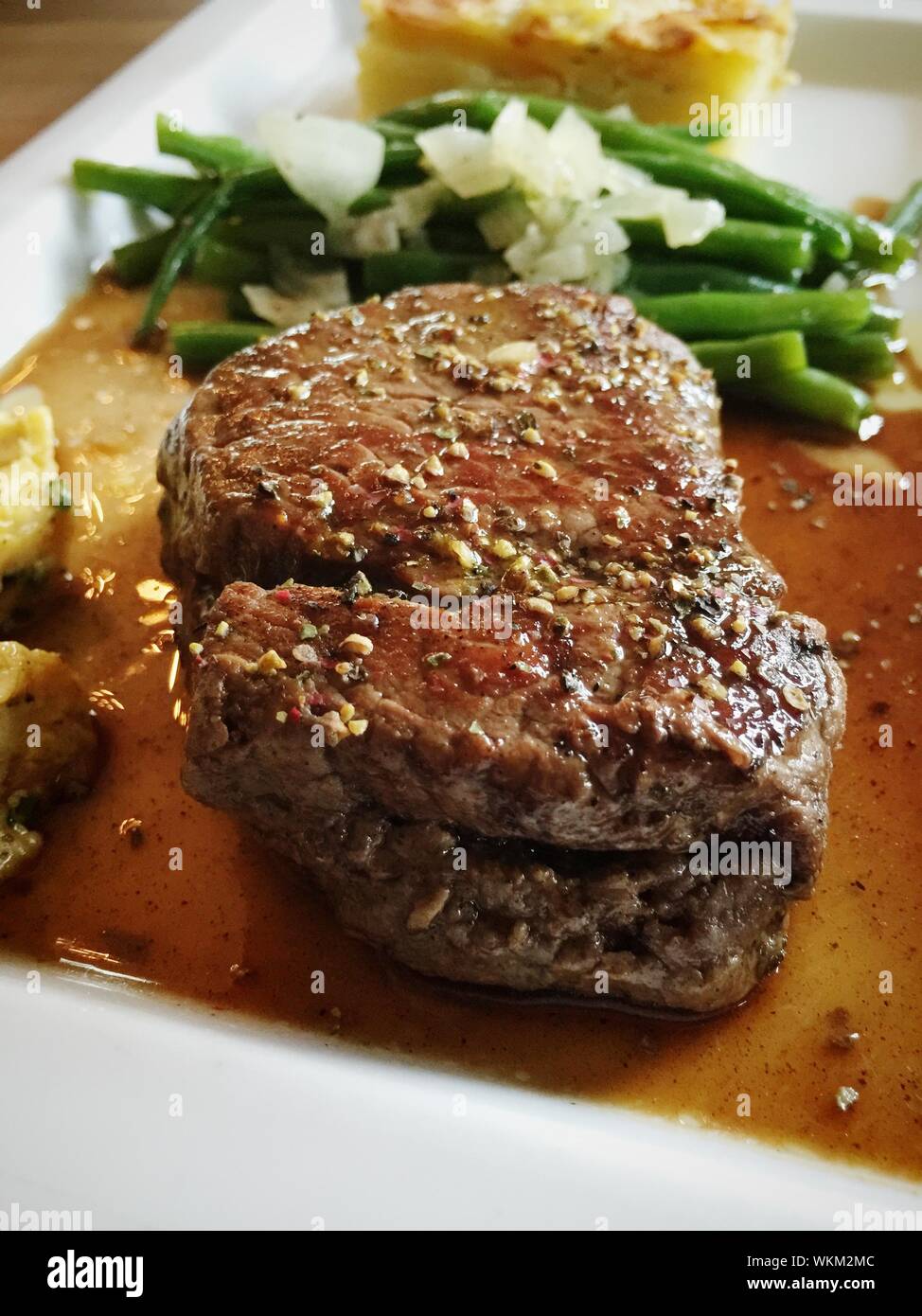 Close-up de steak de boeuf servi dans la plaque Banque D'Images