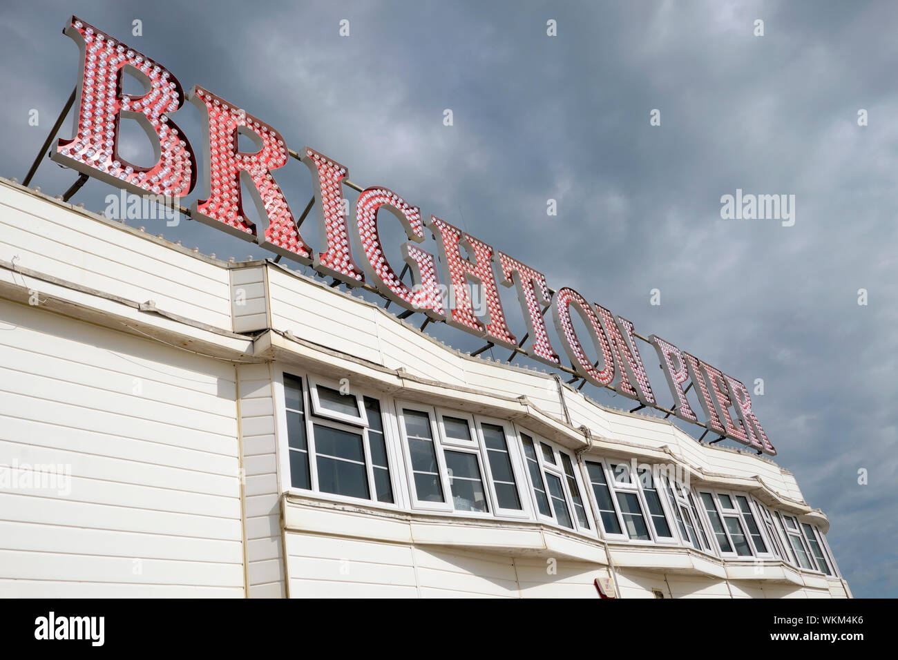 Low angle view of the Brighton Pier signer dans l'East Sussex England UK KATHY DEWITT Banque D'Images