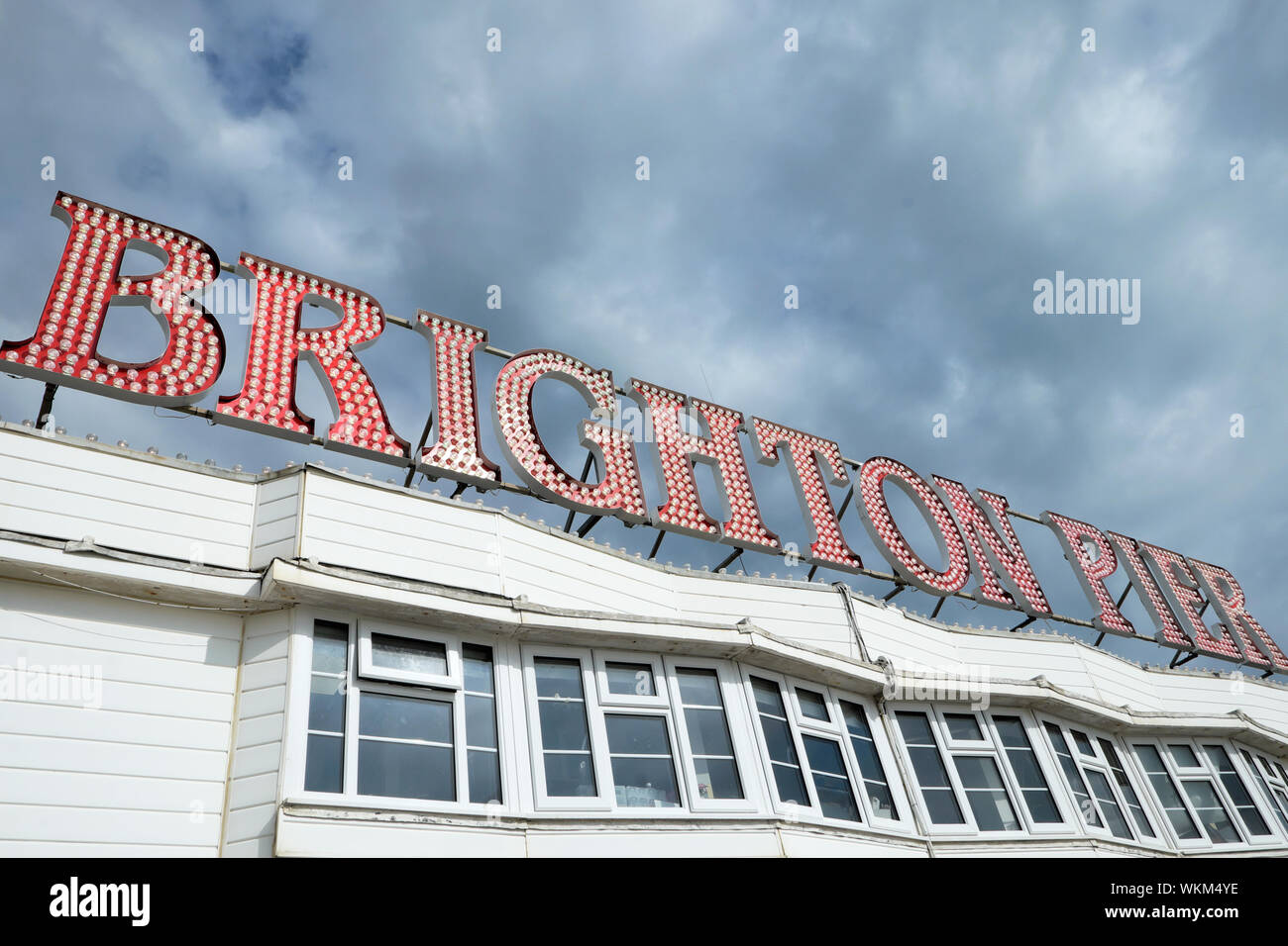 Low angle view of the Brighton Palace Pier signer dans l'East Sussex England UK KATHY DEWITT Banque D'Images