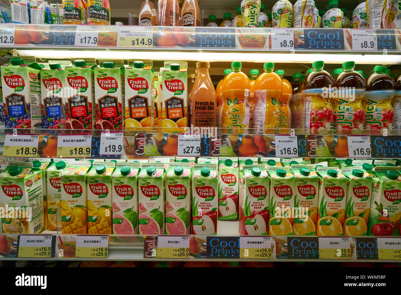 HONG KONG, CHINE - circa 2019, février : des boissons sur l'affichage à l'AEON supermarket à Hong Kong. Banque D'Images