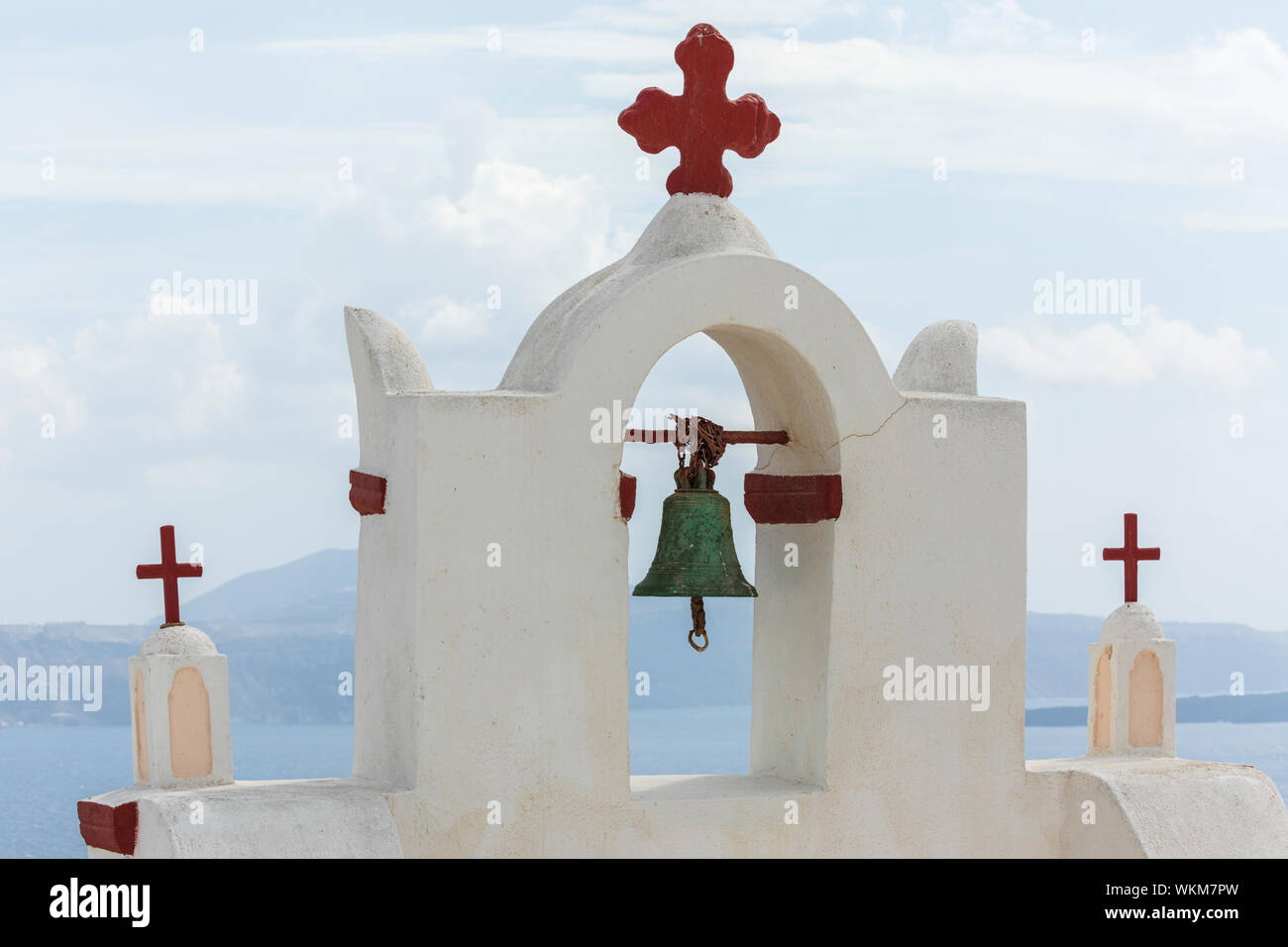 Avis de Ekklisia Isodia Theotokou clocher en mer, Oia Banque D'Images