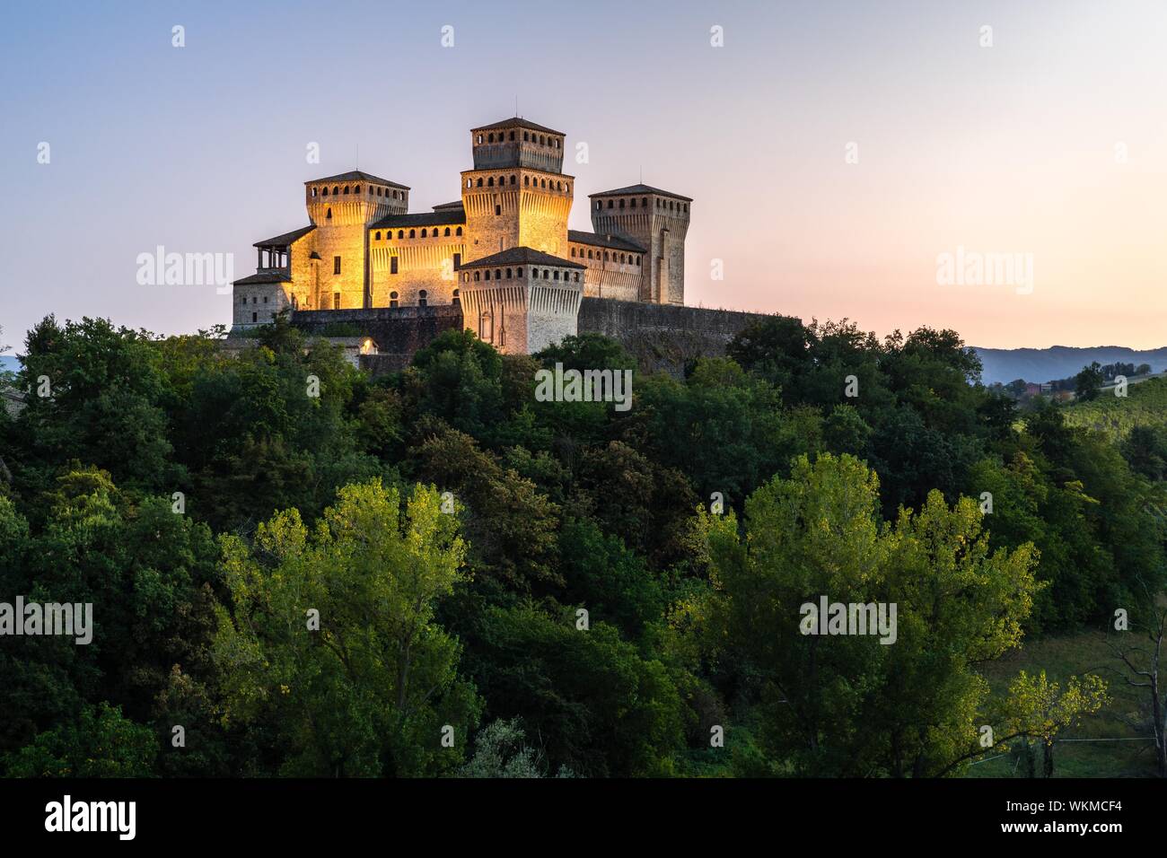 Crépuscule du Castello di Torrechiara, Langhirano, Province de Parme, Emilie-Romagne, Italie Banque D'Images