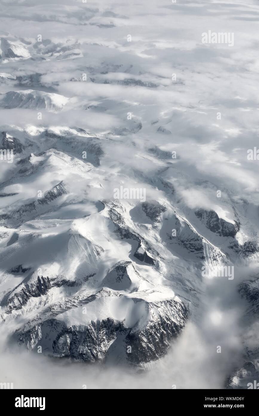 Vue depuis l'avion de paysage de montagne couverte de neige, bird's eye view, Groenland Banque D'Images