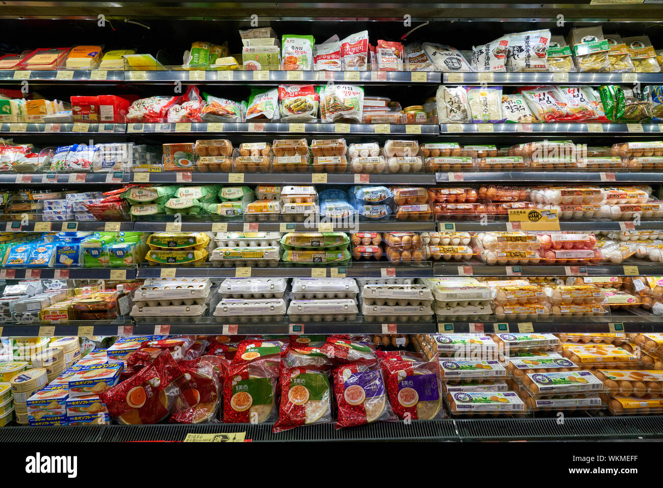 HONG KONG, CHINE - circa 2019, février : les oeufs de poule en vente au marché en supermarché Jasons, propriété de ferme laitière en groupe. Banque D'Images