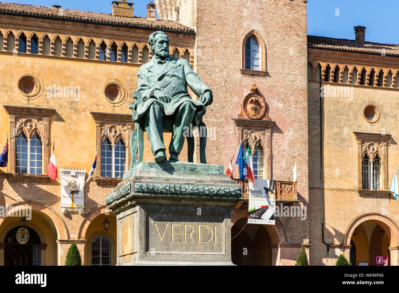 Verdi Monument situé en face de Rocca Pallavicino avec Opéra Teatro Giuseppe Verdi, Busseto, Province de Parme, Emilie-Romagne, Italie Banque D'Images