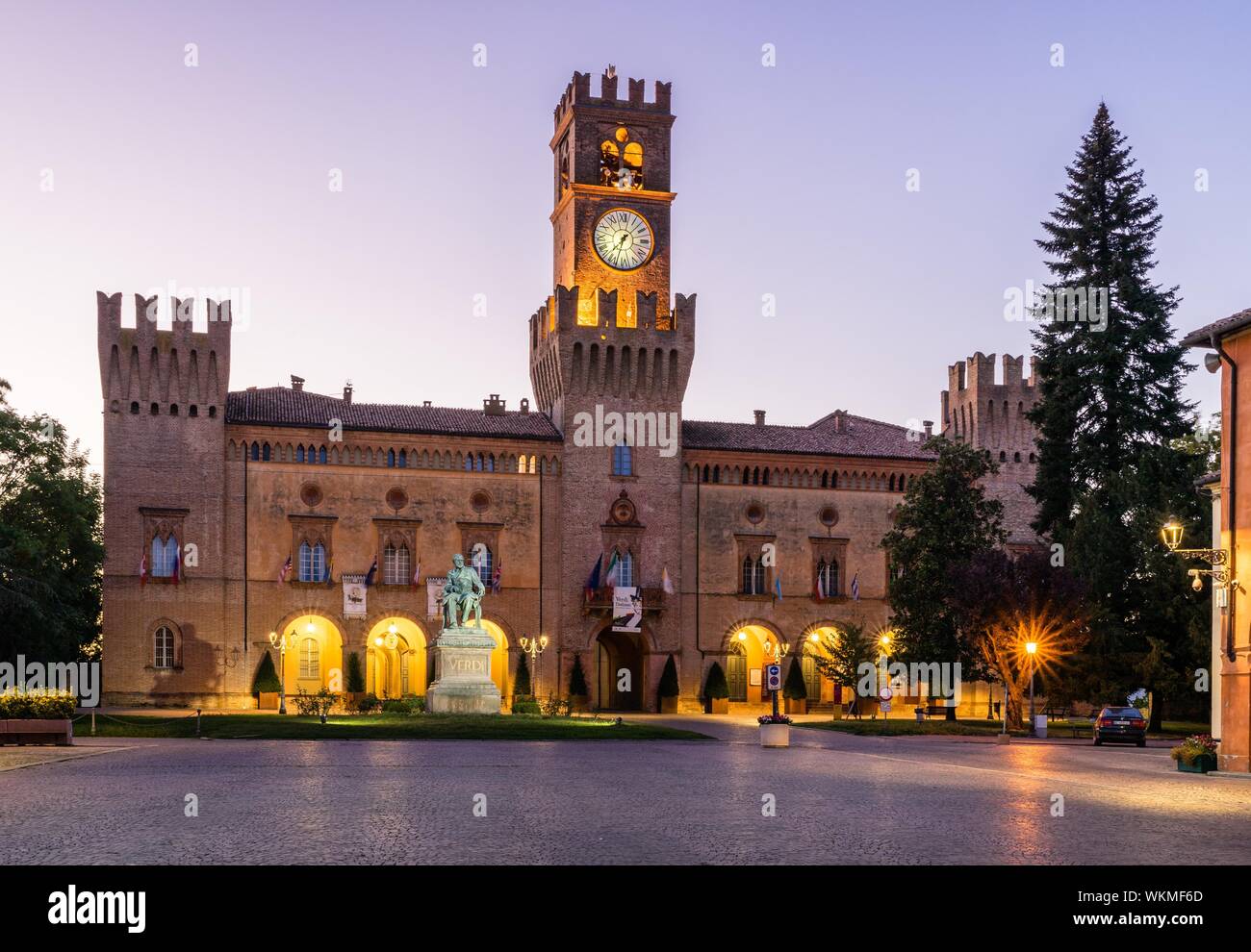 Crépuscule, Verdi Monument situé en face de Rocca Pallavicino avec Opéra Teatro Giuseppe Verdi, Busseto, Province de Parme, Emilie-Romagne, Italie Banque D'Images