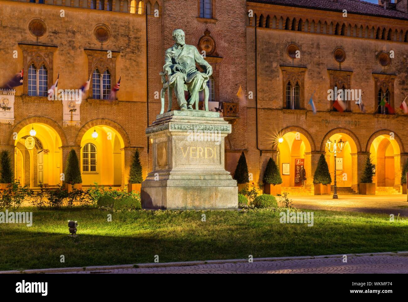 Verdi illuminée monument situé en face de Rocca Pallavicino avec Opéra Teatro Giuseppe Verdi, Busseto, Province de Parme, Emilie-Romagne, Italie Banque D'Images