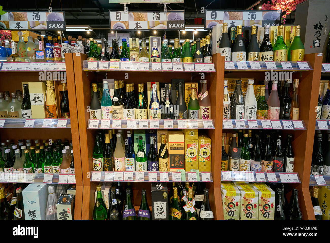HONG KONG, CHINE - circa 2019, février : boissons alcoolisées sur l'affichage à l'AEON supermarket à Hong Kong. Banque D'Images