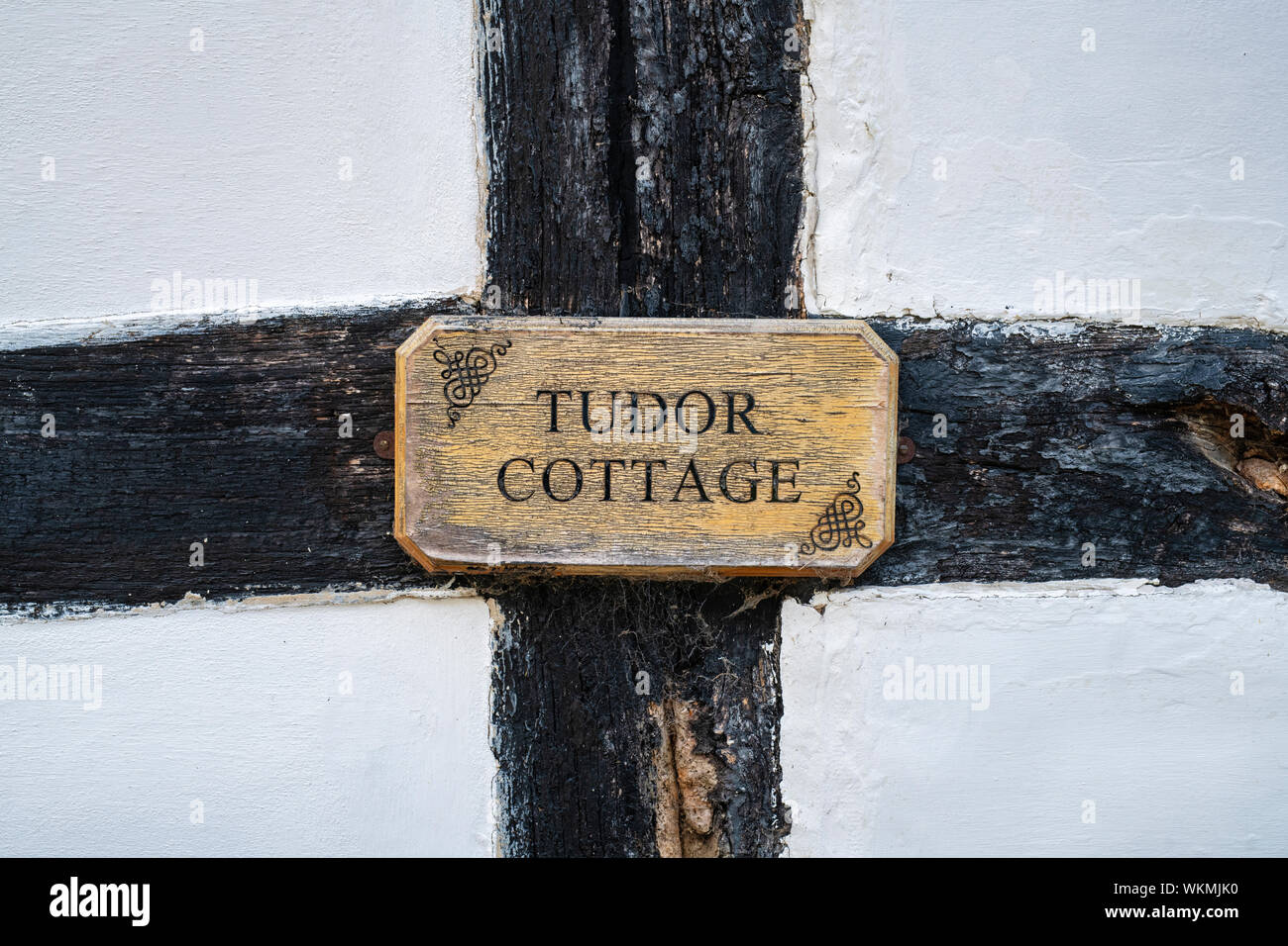 Tudor cottage signe sur un cadre en bois noir et blanc dans la maison le village de Cotswold peu Comberton, Cotswolds, Worcestershire, Angleterre. Banque D'Images