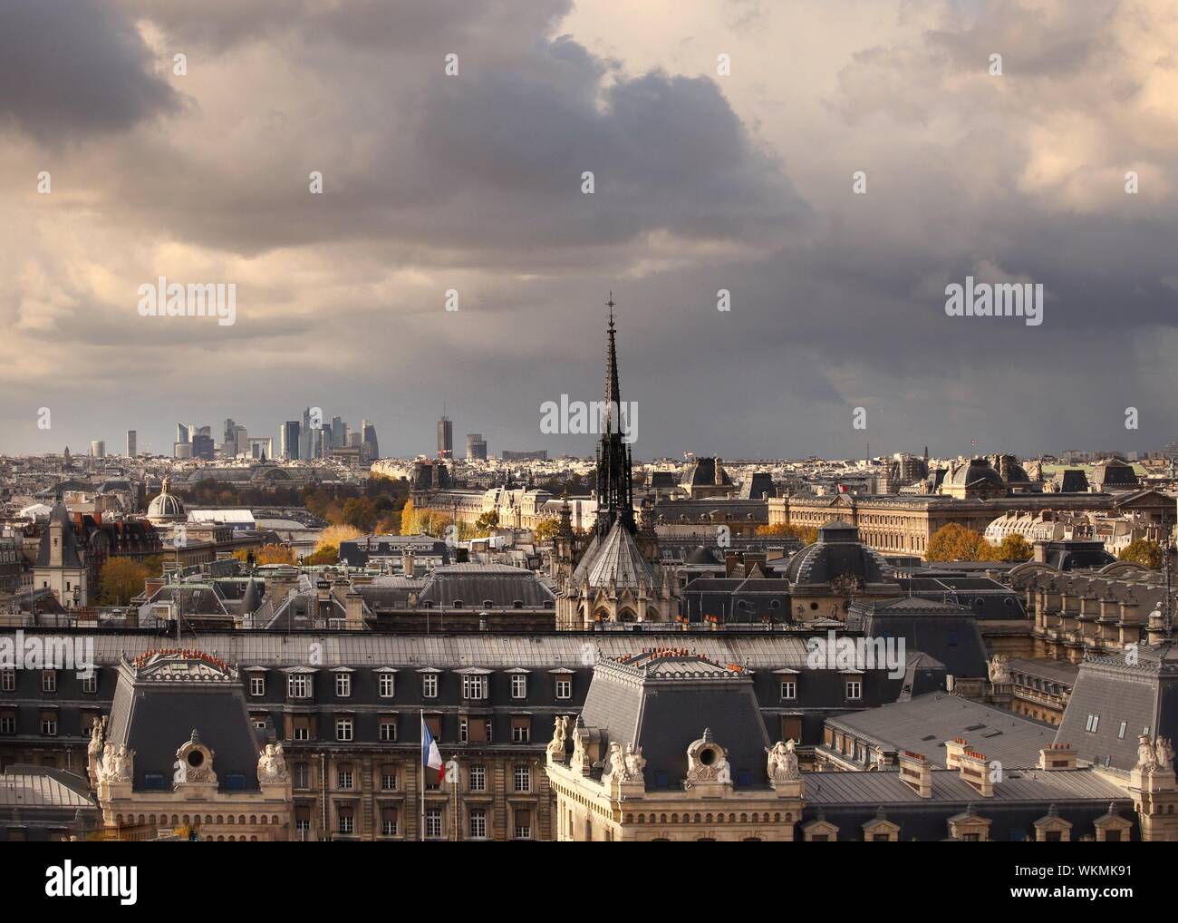 Cityscape contre Ciel nuageux Banque D'Images