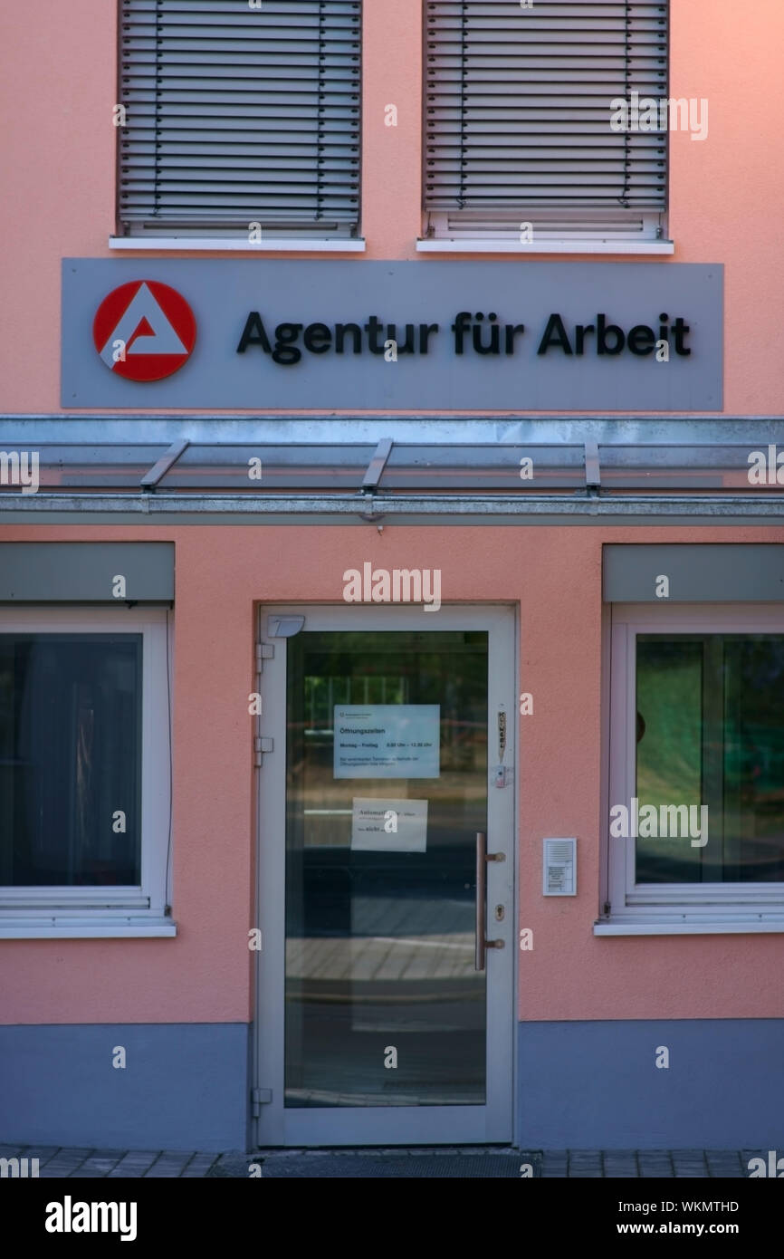 Essen, Allemagne - 24 août 2019 : l'entrée en verre du bâtiment commercial de l'Agentur für Arbeit le 24 août 2019 à Essen. Banque D'Images