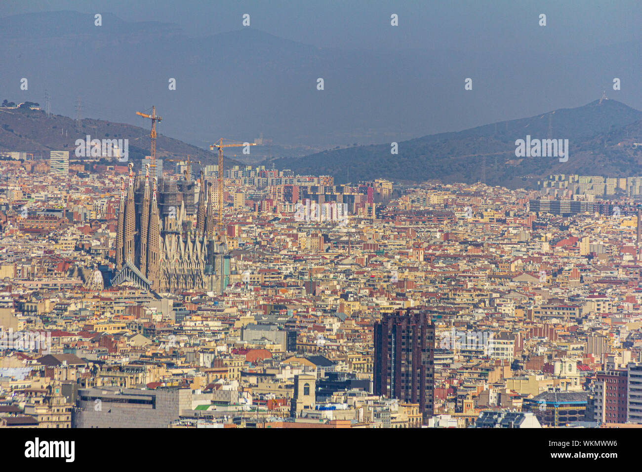 Barcelone, Espagne - 22 février 2019 - La Sagrada Familia comme vu de Monjuic Château. C'est un célèbre monument dans la ville Banque D'Images