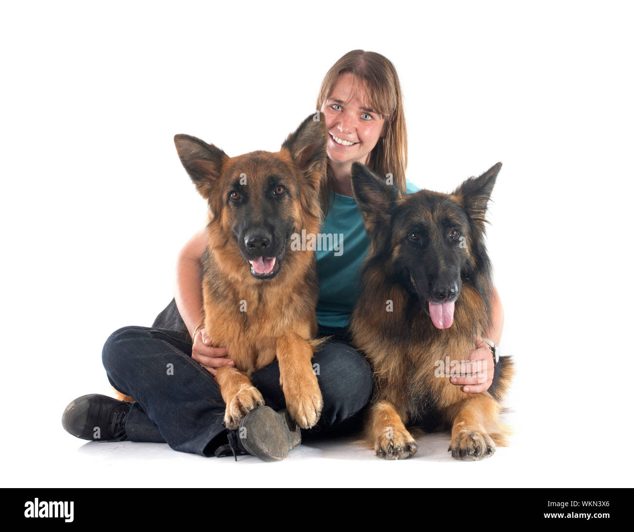 Femme et les chiens in front of white background Banque D'Images