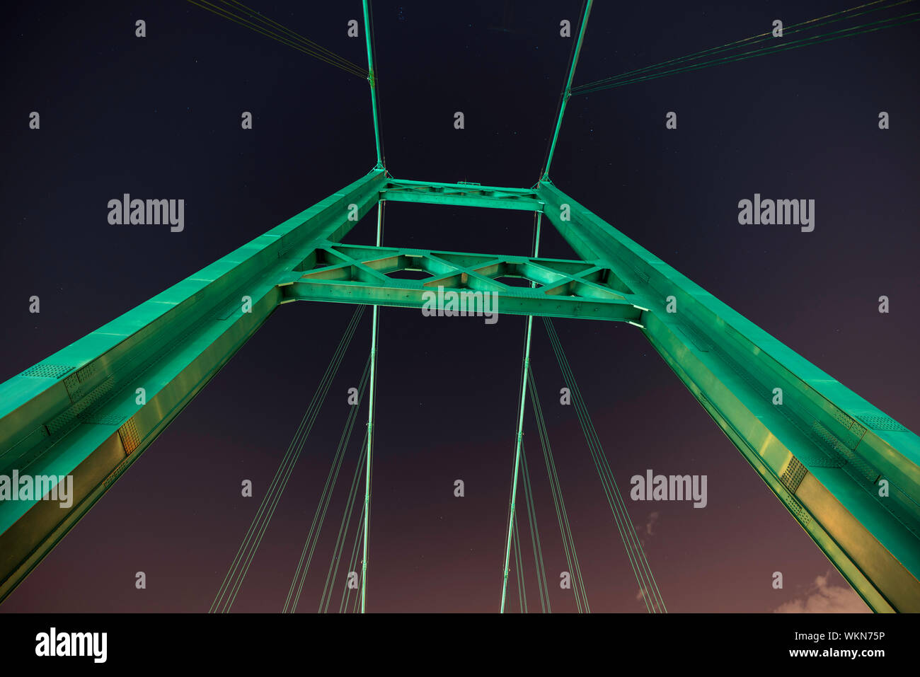 Vue de la nuit de Vincent Thomas Bridge Tower et câbles de suspension à Los Angeles, Californie. Banque D'Images