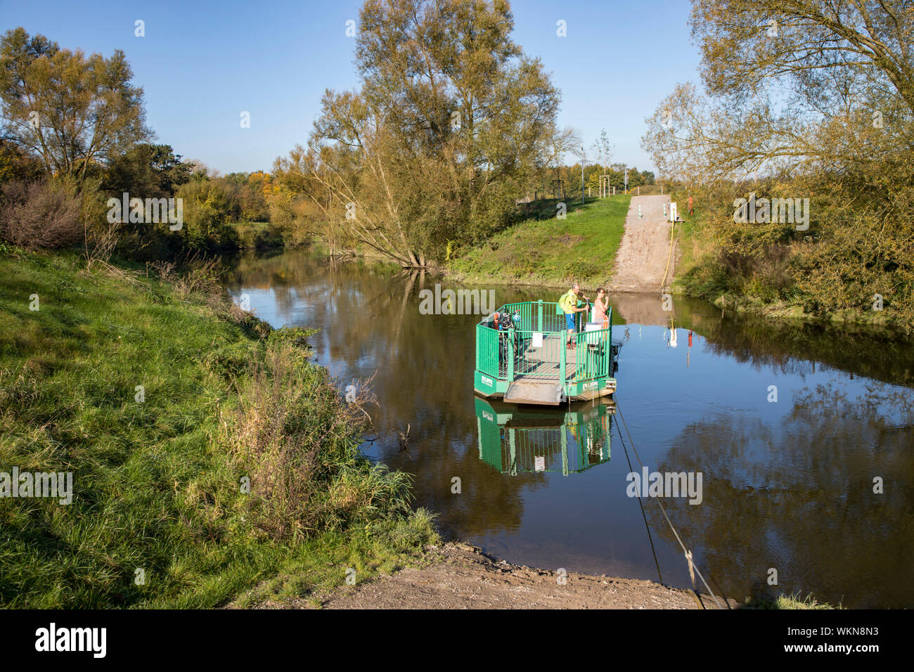 Les gens et les cyclistes bac sur la Lippe, à Haltern, manuel, Euskirchen, Allemagne aloses ferry Banque D'Images