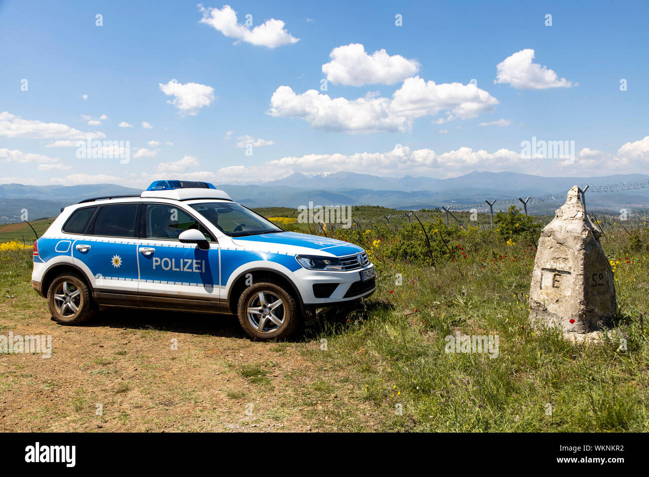 La Grèce, à la frontière de la Macédoine du Nord, section de boundary stone 52 équipe Frontex, avec véhicule de la police fédérale allemande, Banque D'Images