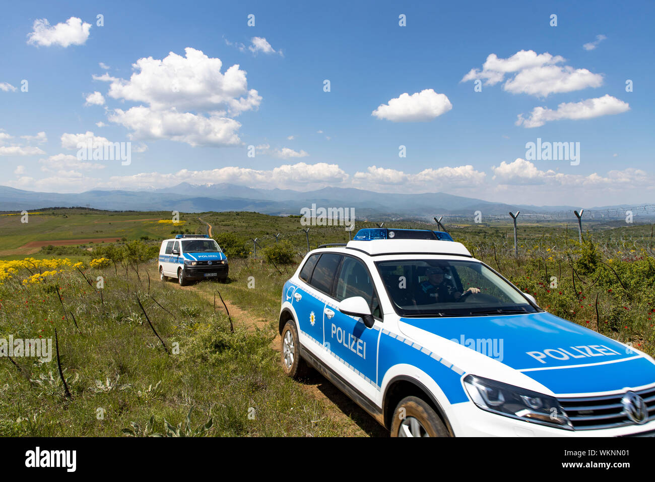 La Grèce, à la frontière de la Macédoine du Nord, section de boundary stone 52 équipe Frontex, avec véhicule de la police fédérale allemande, Banque D'Images