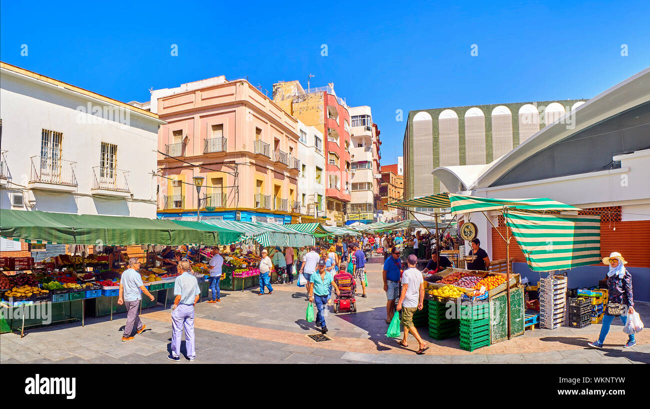 Les habitants de shopping dans les étals extérieurs du marché du centre-ville d'Algésiras, également connu comme Mercado de Abastos ou Mercado Ingeniero Torroja. D'Algésiras. Banque D'Images