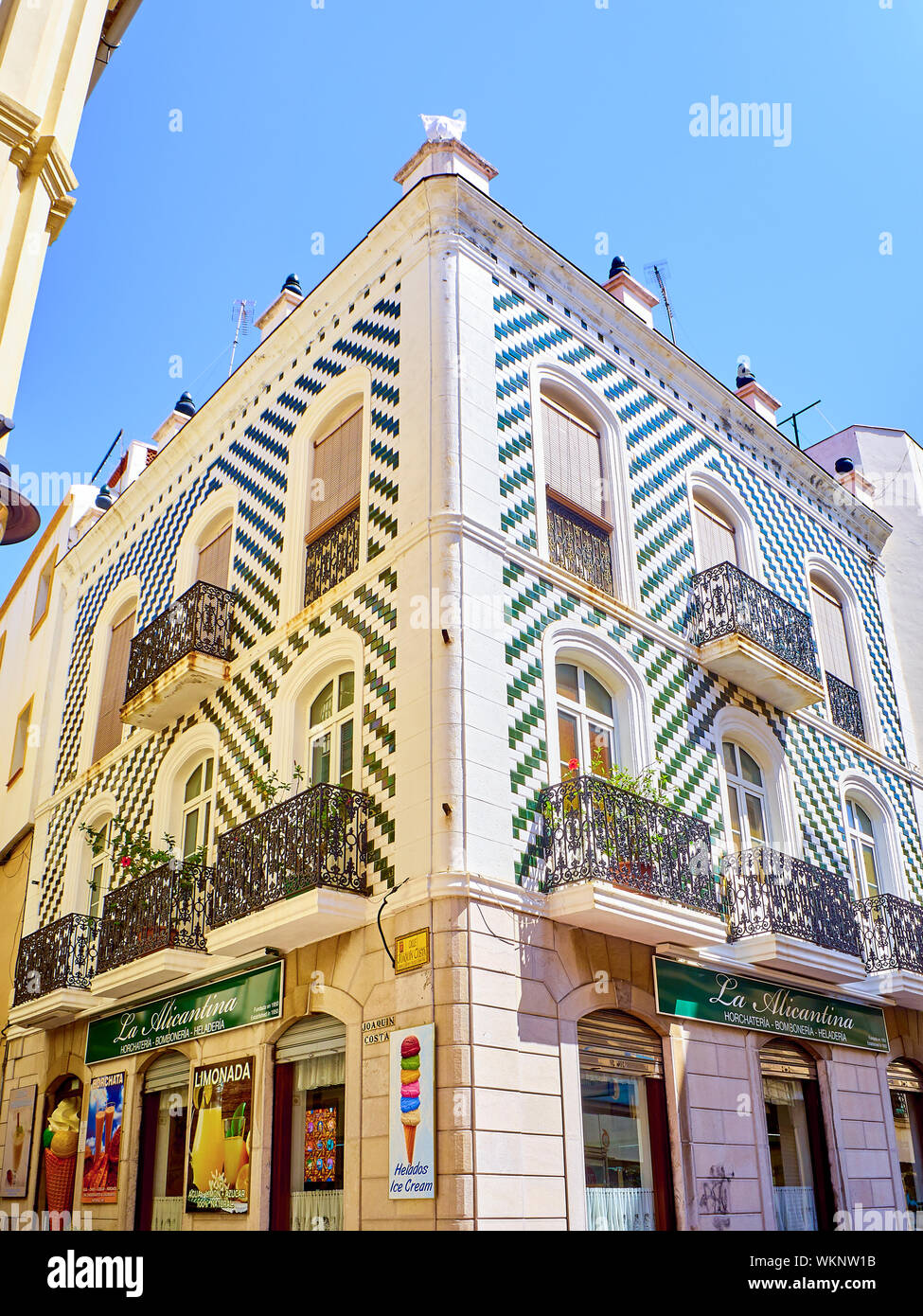 Algeciras, Espagne - Juin 29, 2019. Sol carrelé typique bâtiment de Algeciras centre-ville. La province de Cádiz, Andalousie, espagne. Banque D'Images