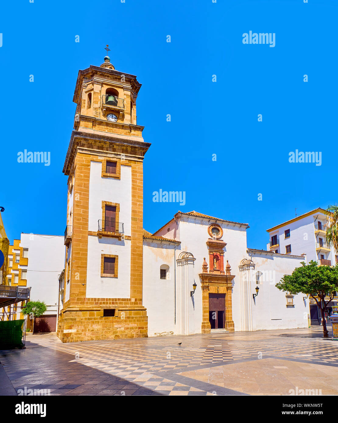 Façade principale de la paroisse de Nuestra Señora de la Palma paroisse. Plaza Alta Square. Centre-ville d'Algeciras, Cadiz Province, Andalusia, Spain. Banque D'Images