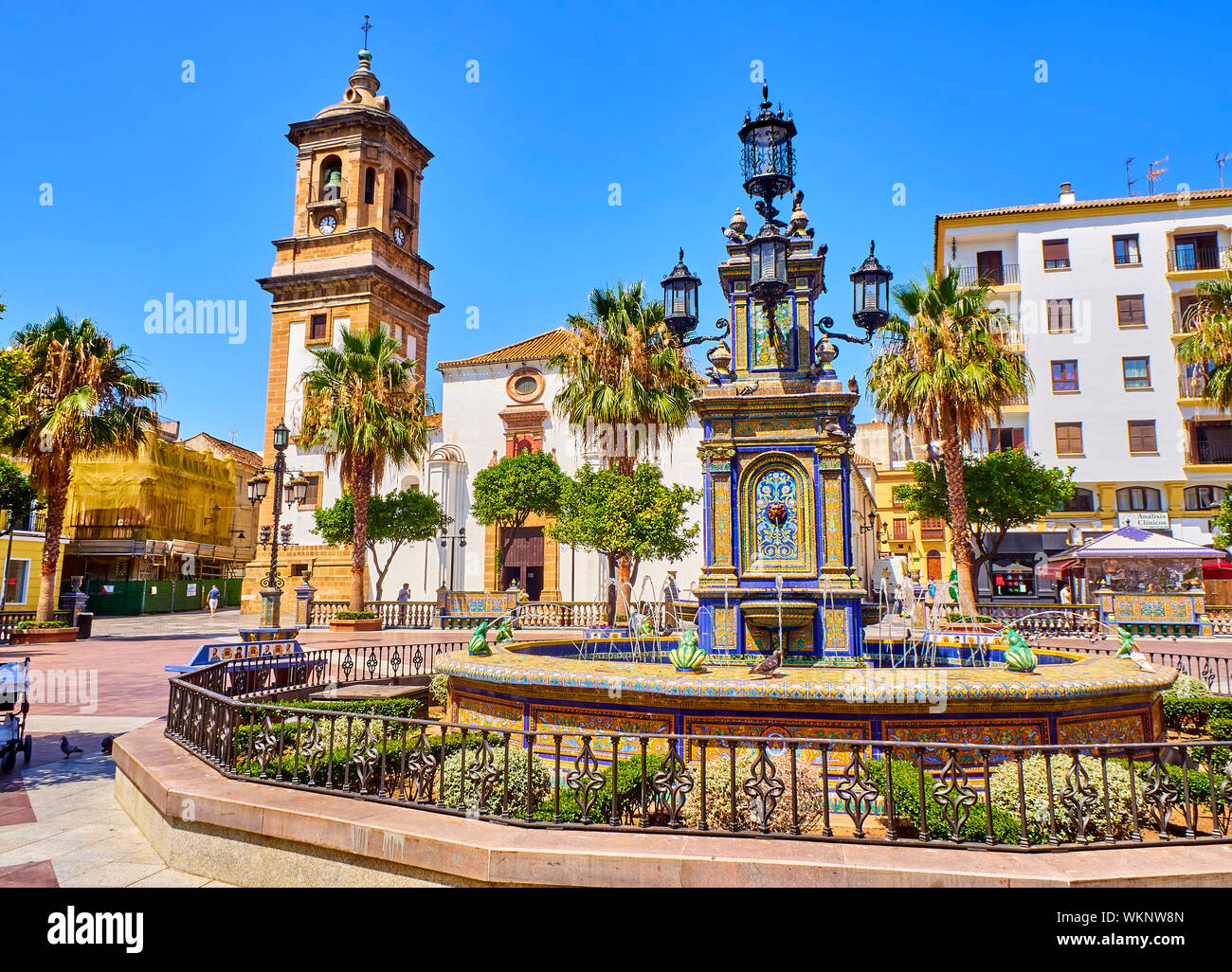 La place Plaza Alta d'Algésiras, avec la Nuestra Senora de la Palma, située dans l'arrière-plan. Algeciras, Cadiz Province, Andalusia, Spain. Banque D'Images