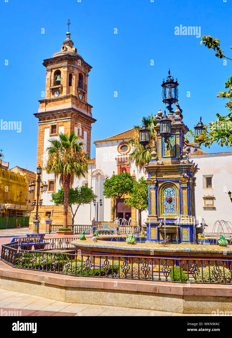 Façade principale de la paroisse de Nuestra Señora de la Palma paroisse à la fontaine carrelée au premier plan. Plaza Alta Square. Algeciras, Espagne. Banque D'Images