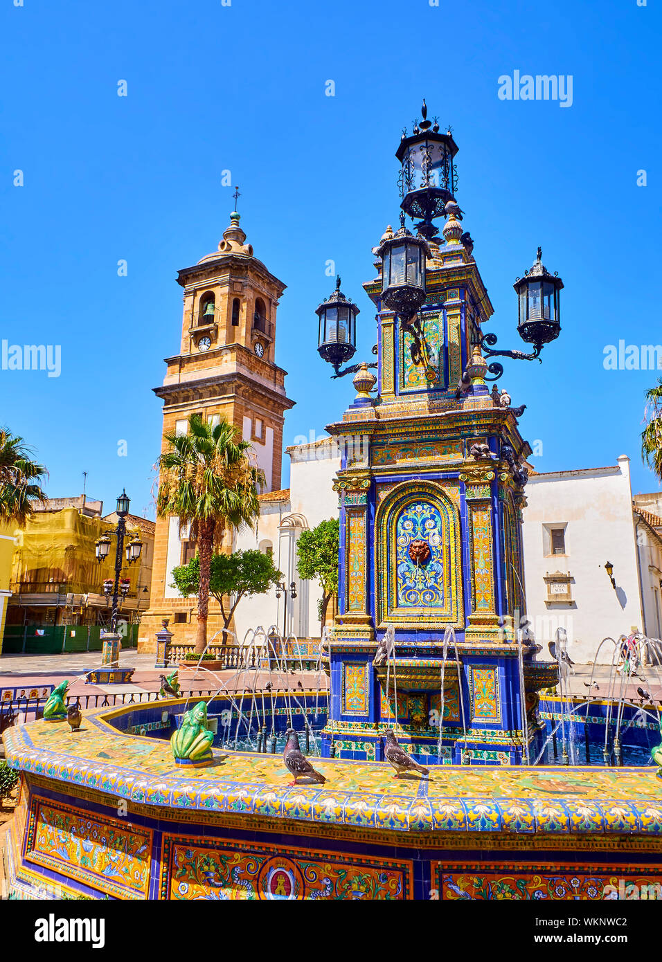 Façade principale de la paroisse de Nuestra Señora de la Palma paroisse à la fontaine carrelée au premier plan. Plaza Alta Square. Algeciras, Espagne. Banque D'Images