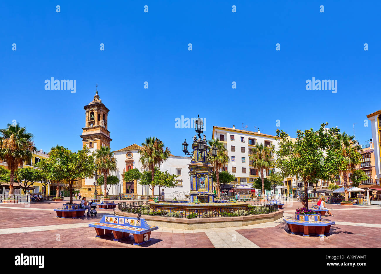 La place Plaza Alta d'Algésiras, avec la Nuestra Senora de la Palma, située dans l'arrière-plan. Algeciras, Cadiz Province, Andalusia, Spain. Banque D'Images