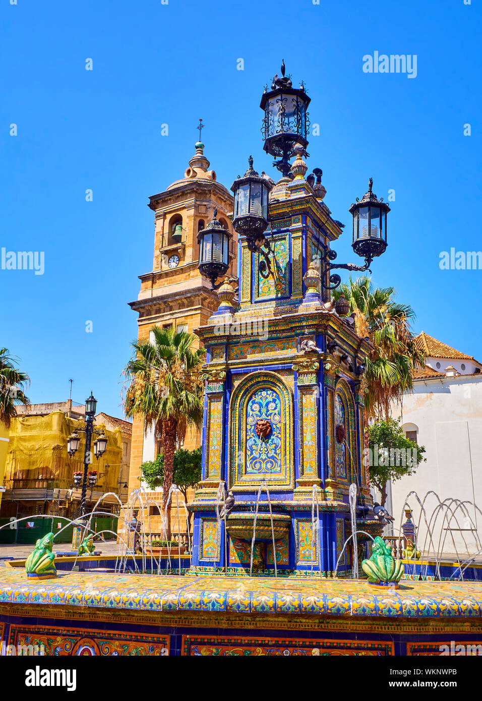 Façade principale de la paroisse de Nuestra Señora de la Palma paroisse à la fontaine carrelée au premier plan. Plaza Alta Square. Algeciras, Espagne. Banque D'Images