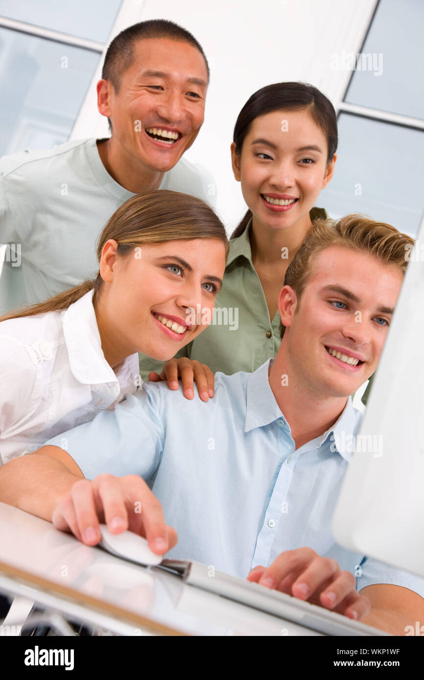 Groupe diversifié de gens heureux à ordinateur Banque D'Images