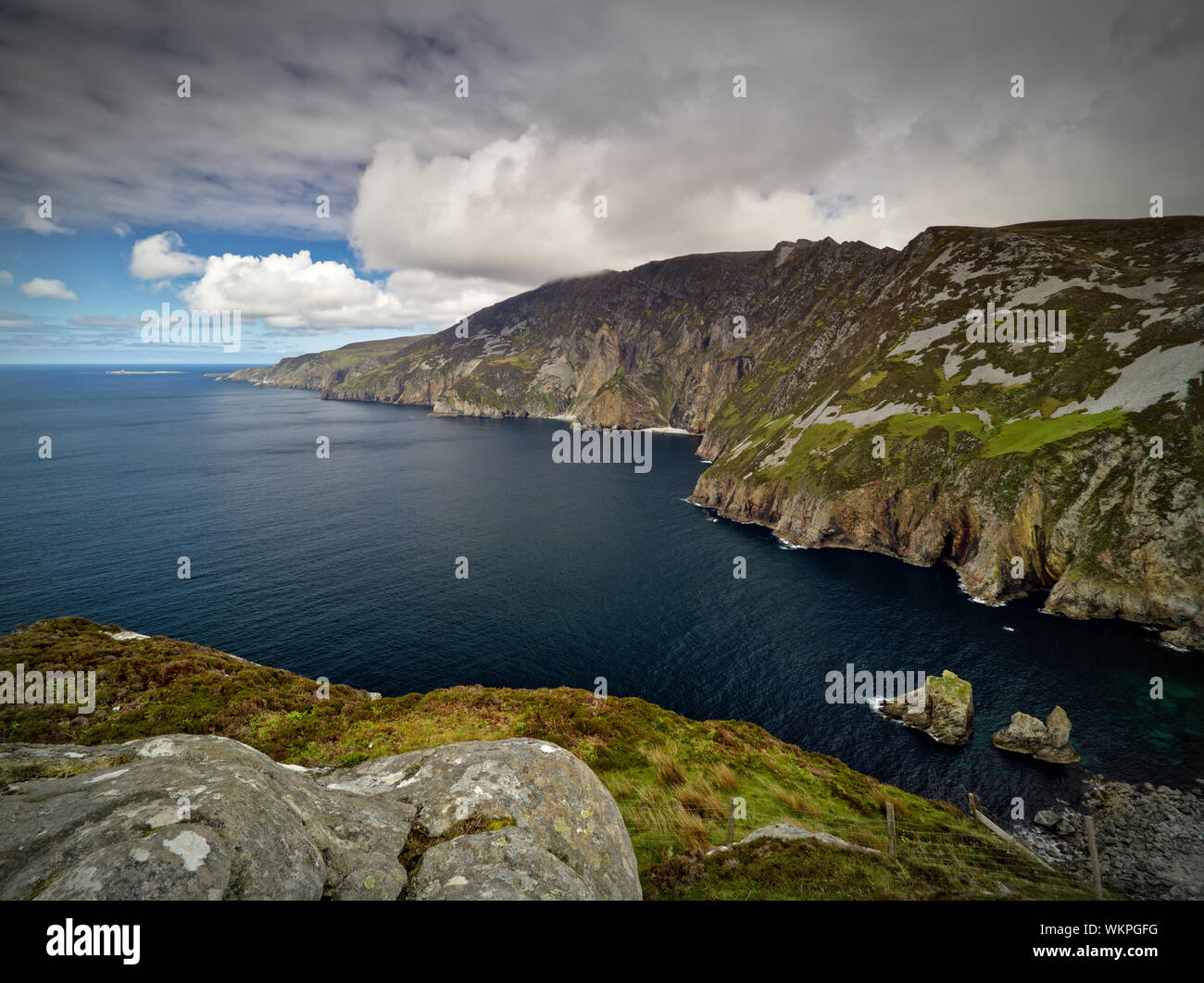 Vue depuis les falaises de Slieve League, Co. Donegal dans une petite baie à l'océan Atlantique avec la célèbre chaise et Table du géant dans le foregro Banque D'Images