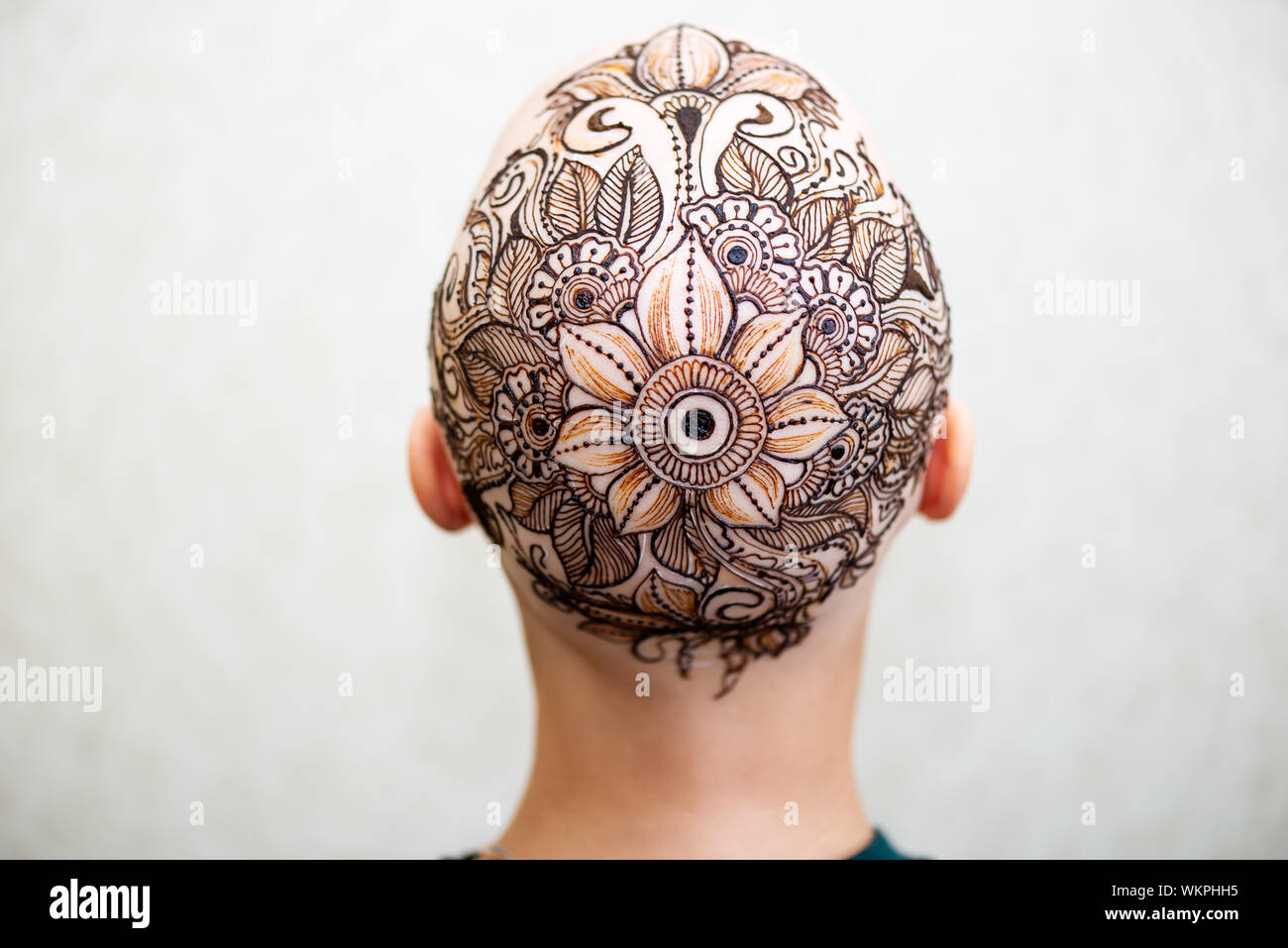 Processus de dessin de tatouage au henné sur mehndi womans bald head Banque D'Images