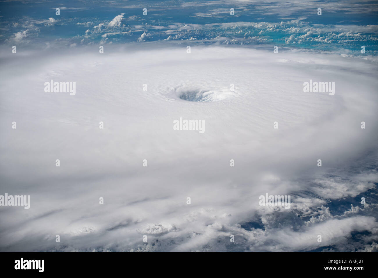 Station spatiale internationale. 01 Septembre, 2019. Les nuages de l'Ouragan Dorian cyclonique vu de la Station spatiale internationale en tant qu'il cale au Bahamas 1 Septembre, 2019 dans l'océan Atlantique. La prévision actuelle appelle à Dorian pour renforcer au-dessus de l'eau à une catégorie 4 avec des vents de 140 mph avant de prendre les côtes de Floride du Sud fin lundi. Credit : NASA/Planetpix/Alamy Live News Banque D'Images