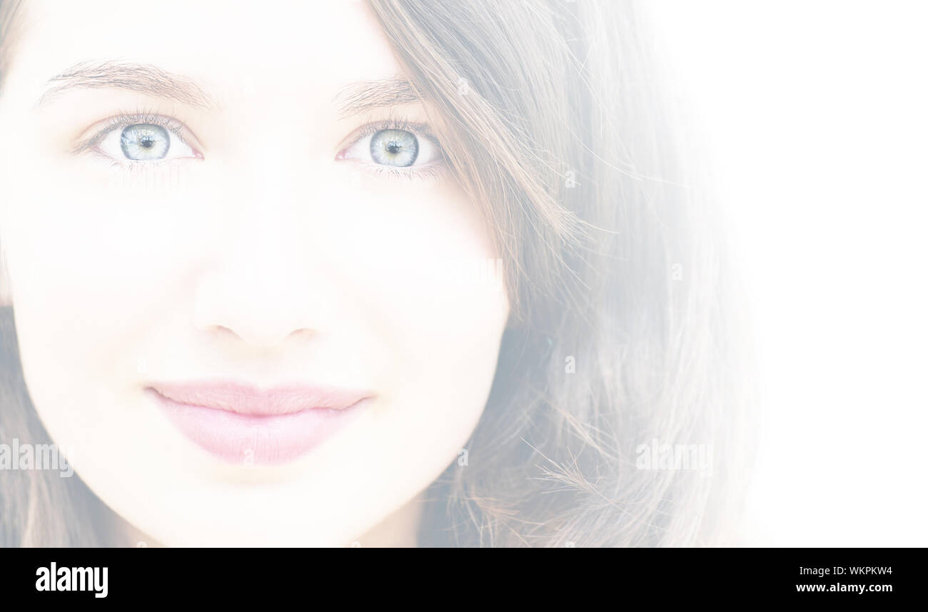 Portrait d'une belle jeune femme, de grands yeux et de petit sourire, high  key, filtre blanc Photo Stock - Alamy