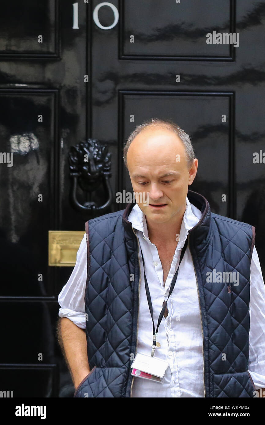 Conseiller spécial du Premier ministre Dominique Cummings est vu quitter au 10, Downing Street pour assister à ses premières questions au premier ministre à la Chambre des communes. Plus tard aujourd'hui, les députés débattront du projet de loi qui pourrait bloquer aucun-deal Brexit. Banque D'Images