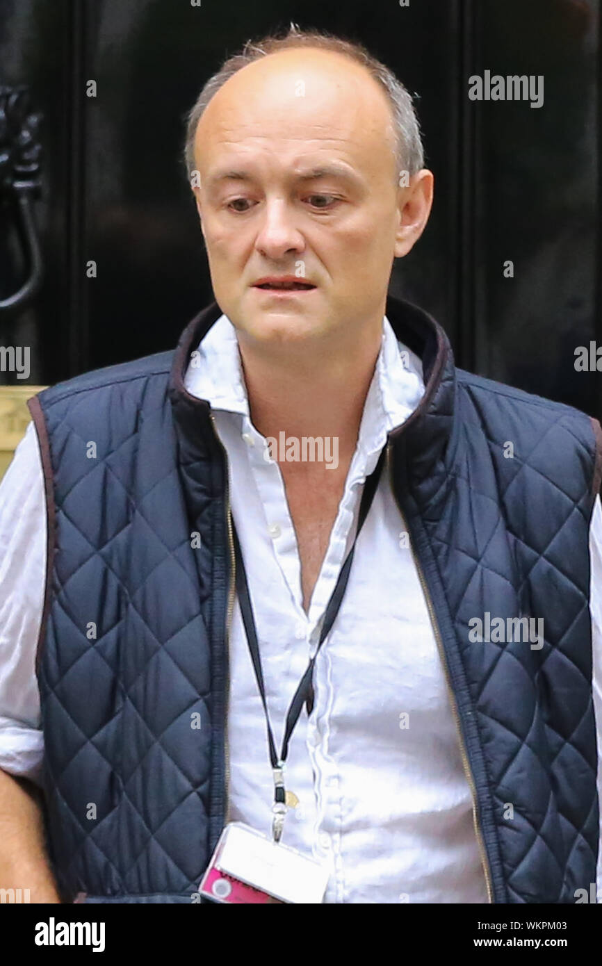 Conseiller spécial du Premier ministre Dominique Cummings est vu quitter au 10, Downing Street pour assister à ses premières questions au premier ministre à la Chambre des communes. Plus tard aujourd'hui, les députés débattront du projet de loi qui pourrait bloquer aucun-deal Brexit. Banque D'Images