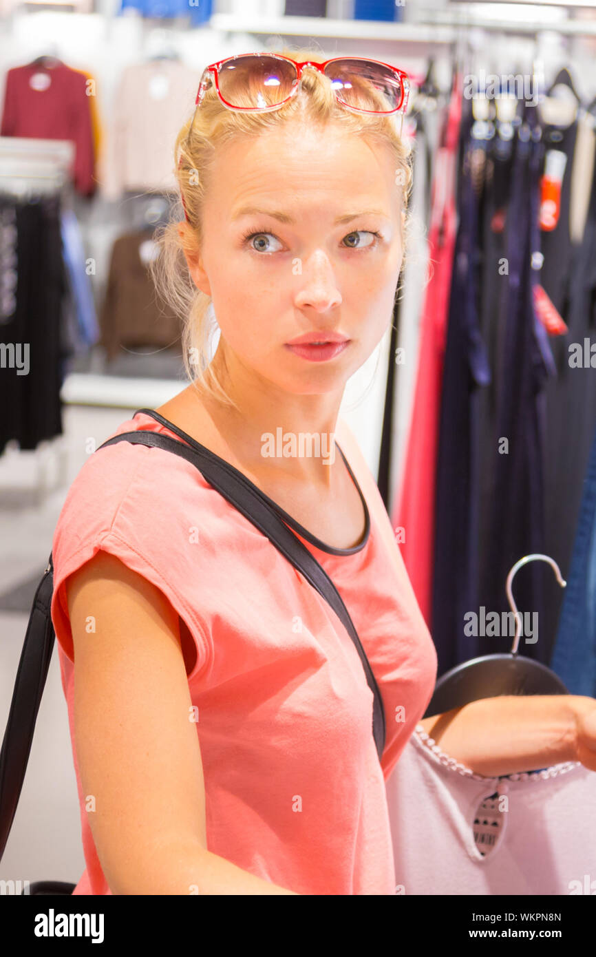 Belle femme shopping dans une boutique de vêtements. Banque D'Images