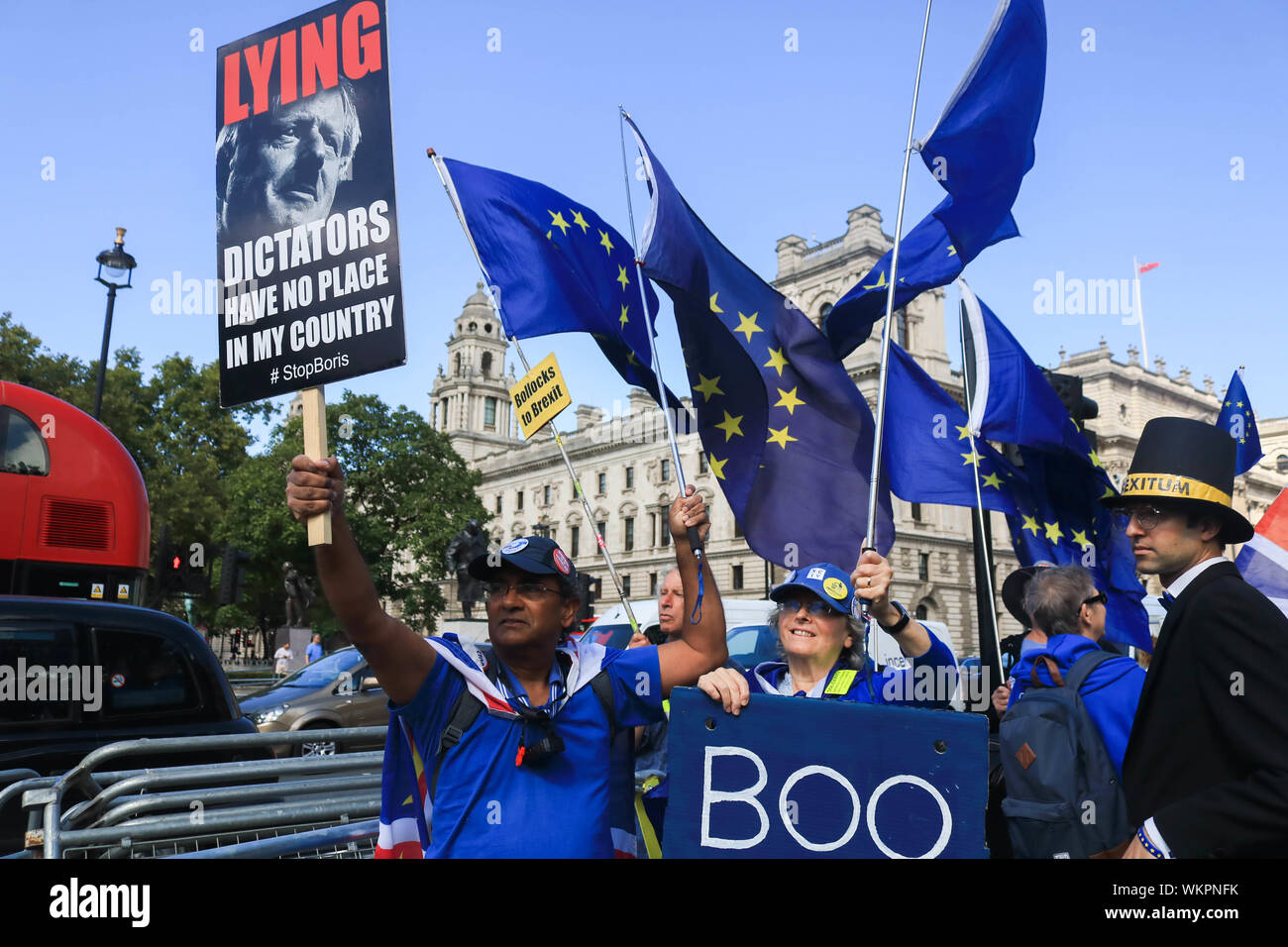 Les manifestants de l'Union européenne vague de drapeaux et d'une affiche avec la photo du premier ministre Boris Johnson comme ils campagne pour arrêter Brexit. Banque D'Images