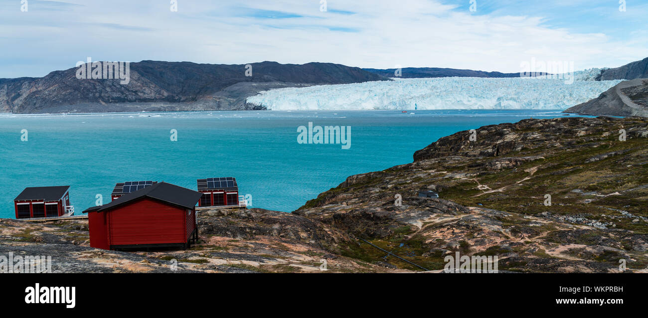 Glacier du Groenland nature paysage avec célèbre glacier Eqi et lodge cabines. Destination touristique Eqi glacier dans l'ouest du Groenland Ilulissat AKA et Glacier Jakobshavn. Heavlly touchés par le réchauffement climatique. Banque D'Images