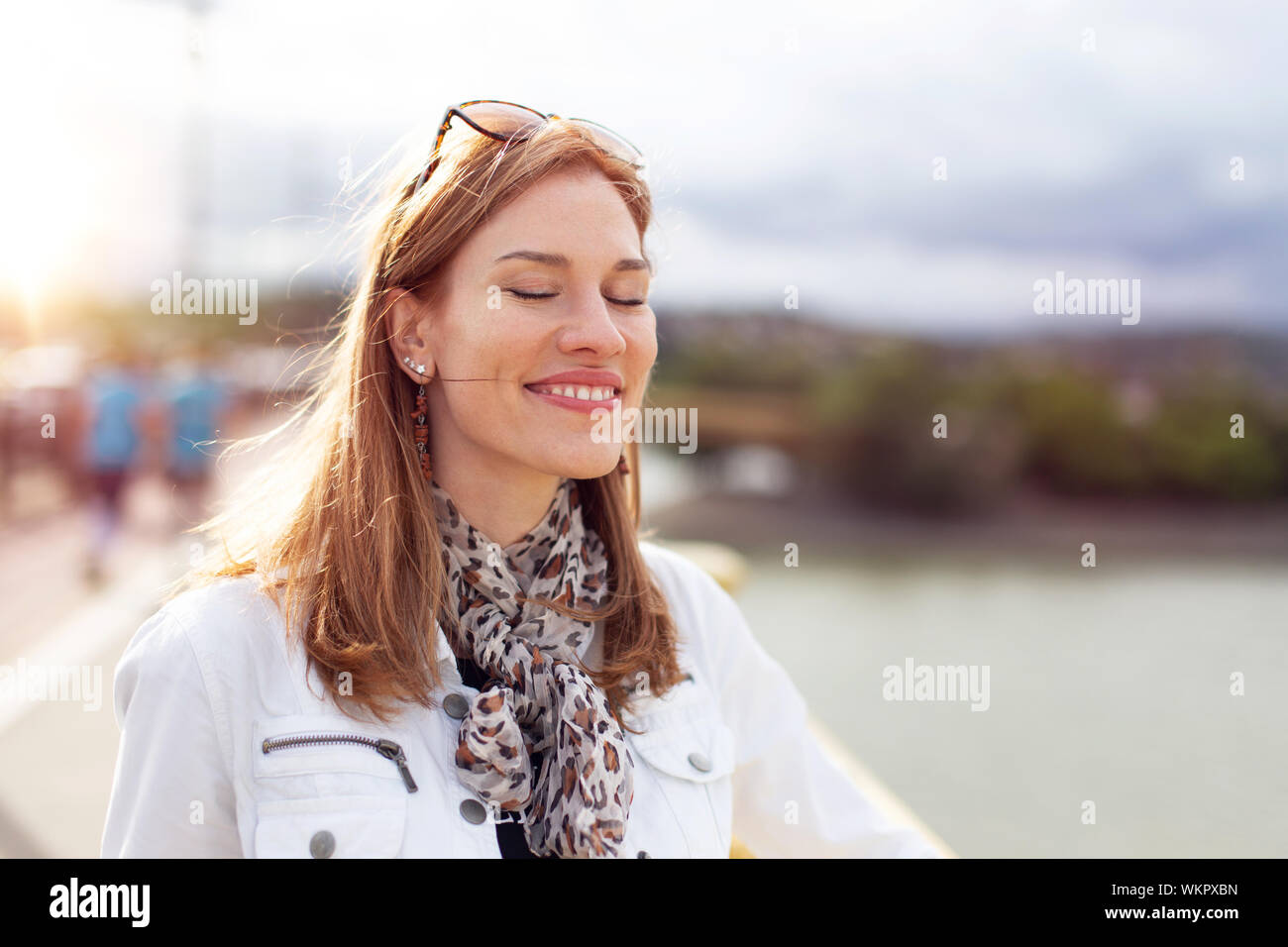 La mode jeune brunette woman enjoying sunshine à l'automne Banque D'Images