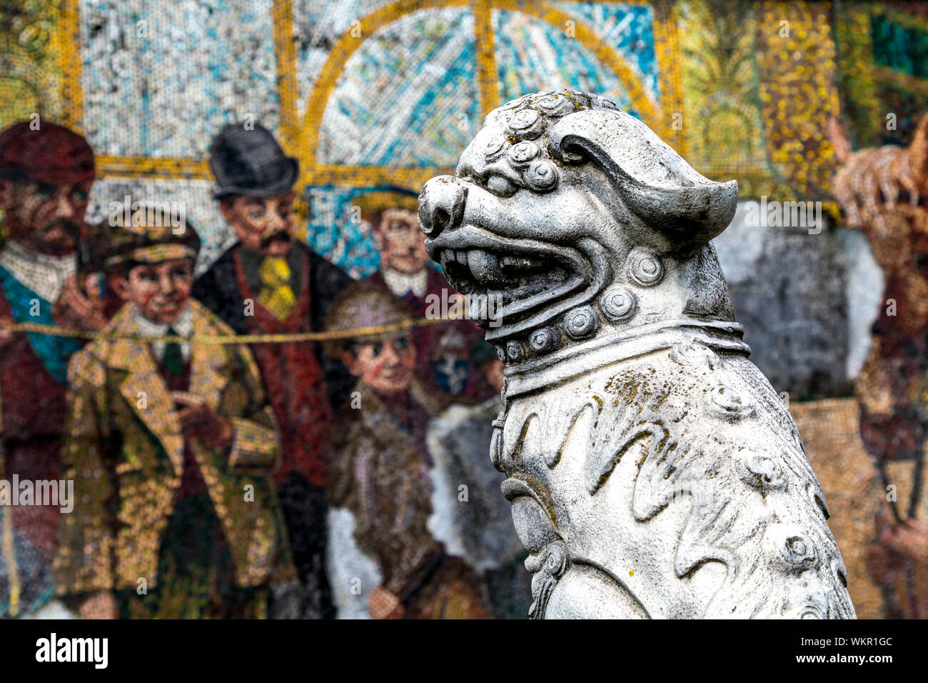 Statue de lion chinois à un rond point à Holloway Circus avec la mosaïque Horsefair par Kenneth Budd en arrière-plan, à Birmingham, Royaume-Uni Banque D'Images