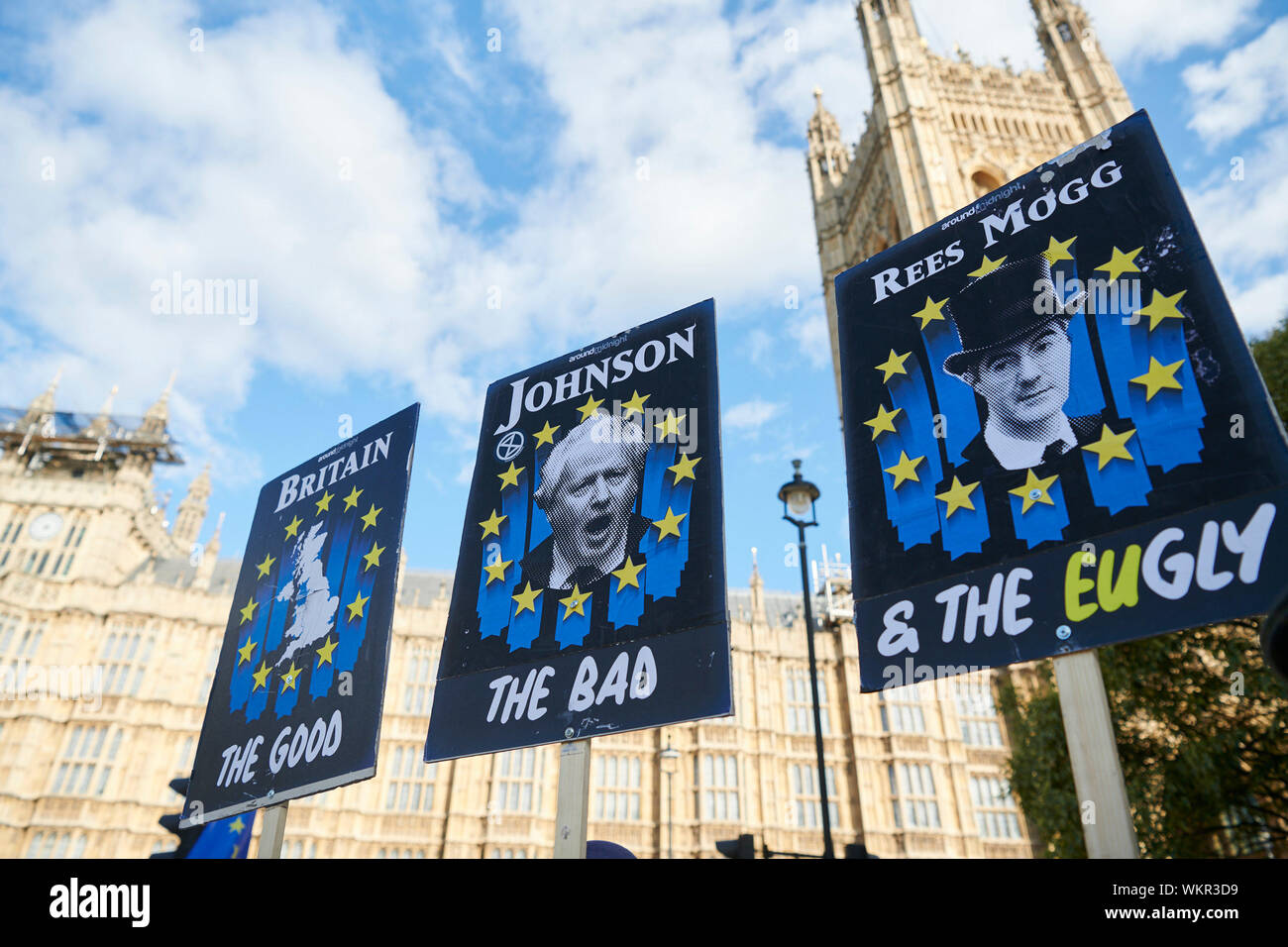 Londres, Royaume-Uni. 16Th Jun 2019. "Le bon, le mauvais, et l'EUgly' Signes en "défendra notre démocratie Rally' à l'extérieur du parlement. Les militants et sympathisants inscrivez-vous une croix sur la partie Rally appelant les gens à arrêter de Boris Johnson forcer sur sa politique de la terre brûlée Brexit sur le pays. Crédit : Thomas Bowles/Alamy Live News Banque D'Images